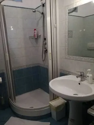 Üç Kişilik Oda, Ortak Banyo
