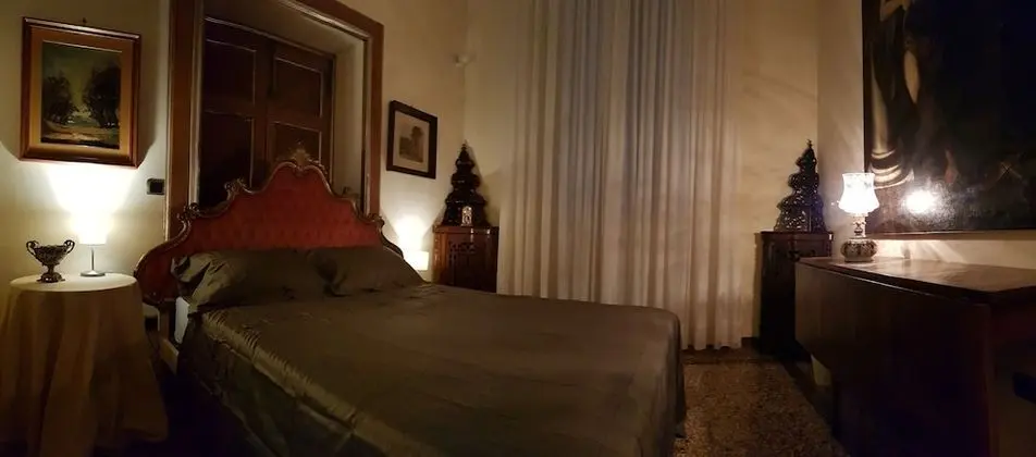 Tek Büyük Yataklı Oda, Ortak Banyo (Angel)