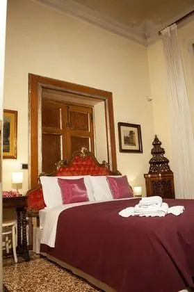 Tek Büyük Yataklı Oda, Ortak Banyo (Angel)