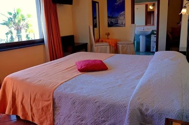 Tek Büyük veya İki Ayrı Yataklı Oda, Deniz Manzaralı