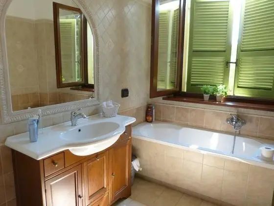 Tek Büyük veya İki Ayrı Yataklı Oda, Ortak Banyo