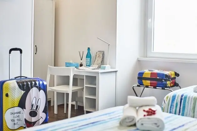 Üç Kişilik Oda, Sigara İçilmez