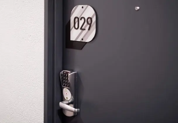 İki Ayrı Yataklı Oda, Sigara İçilmez