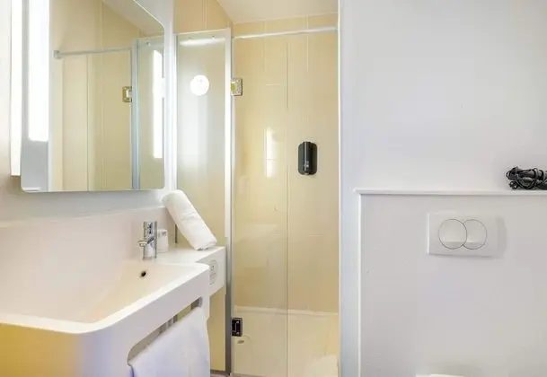 İki Ayrı Yataklı Oda, Sigara İçilmez