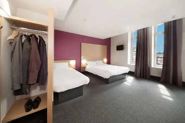 Üç Kişilik Oda, Sigara İçilmez