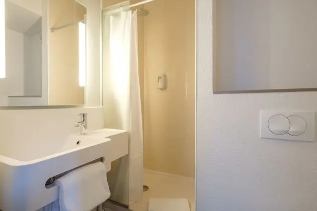 İki Ayrı Yataklı Oda, Sigara İçilmez