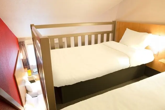 Dört Kişilik Oda, Sigara İçilmez