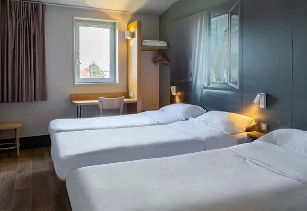 Üç Kişilik Oda, Sigara İçilmez