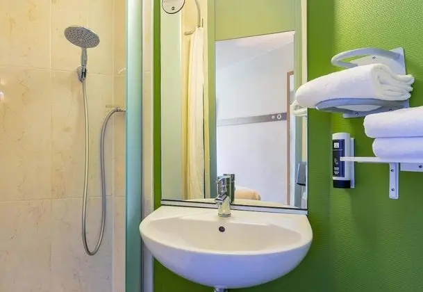 Üç Kişilik Oda, Sigara İçilmez