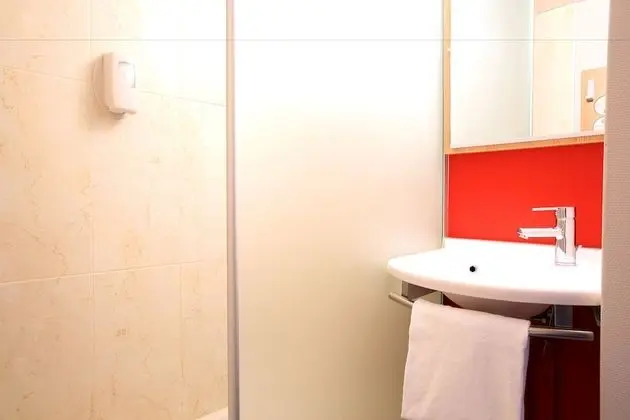 İki Ayrı Yataklı Oda, Sigara İçilmez