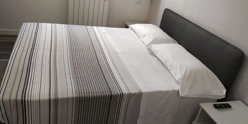 Economy Tek Büyük Yataklı Oda, Avlu Manzaralı (Nèos)