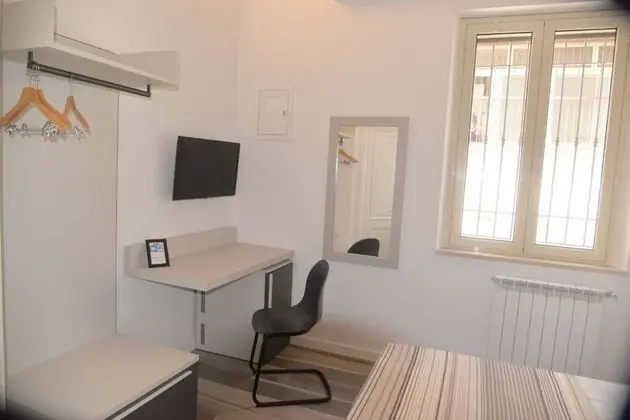Economy Tek Büyük Yataklı Oda, Avlu Manzaralı (Nèos)