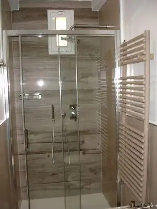 Standard Tek Büyük Yataklı Oda, Avlu Manzaralı (Rhègion)