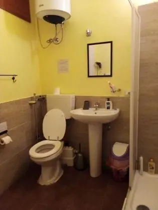 Basic Üç Kişilik Oda, Ortak Banyo (Oceania)