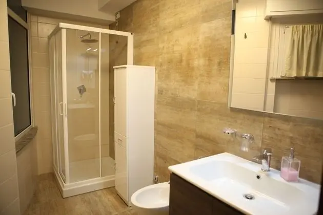 Tek Büyük Yataklı Oda, Ortak Banyo (B2)