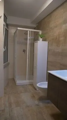 Tek Büyük Yataklı Oda, Ortak Banyo (B2)