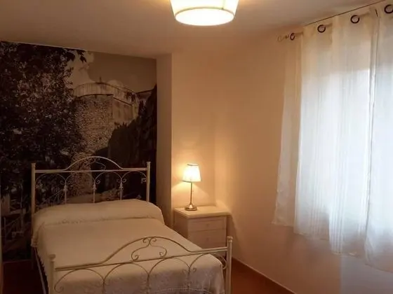 Tek Büyük Yataklı Oda (External Private Bathroom)