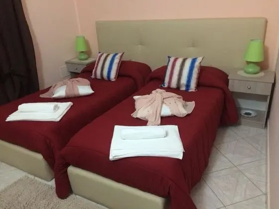 Tek Büyük veya İki Ayrı Yataklı Oda, Avlu Manzaralı