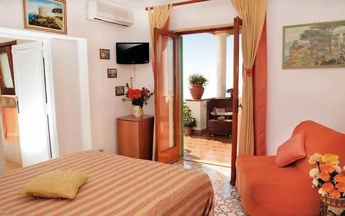 Tek Büyük veya İki Ayrı Yataklı Oda, Deniz Manzaralı