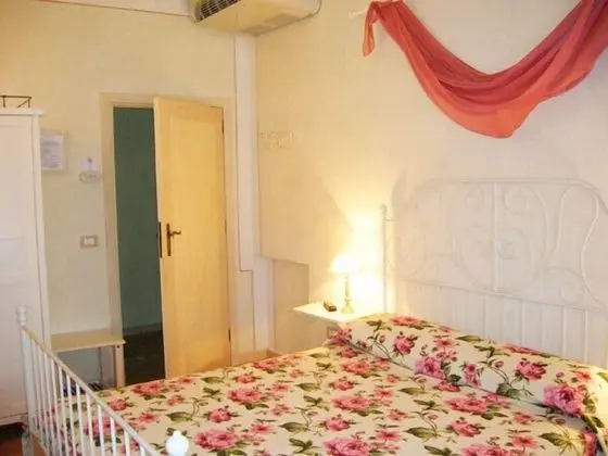 Büyük Yataklı Tek Kişilik Oda