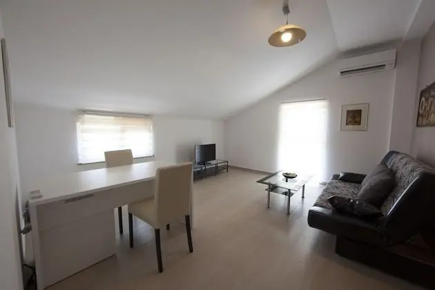 Suite (Second Floor)
