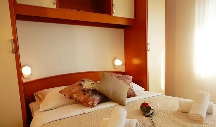 Tek Büyük Yataklı Oda, Balkon, Deniz Manzaralı (3)