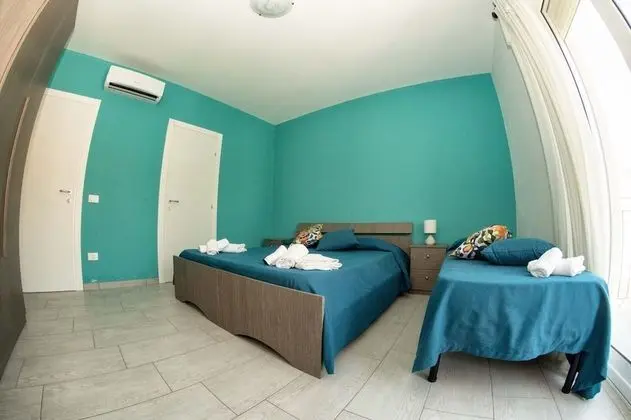 Üç Kişilik Oda, Teras