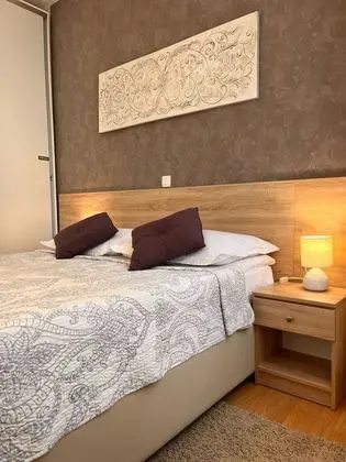 Superior Apart Daire, Ek Bina