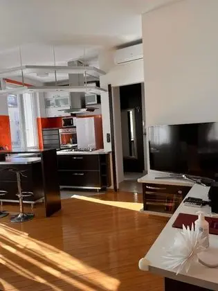 Superior Apart Daire, Ek Bina