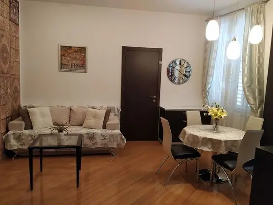 Superior Apart Daire, Ek Bina