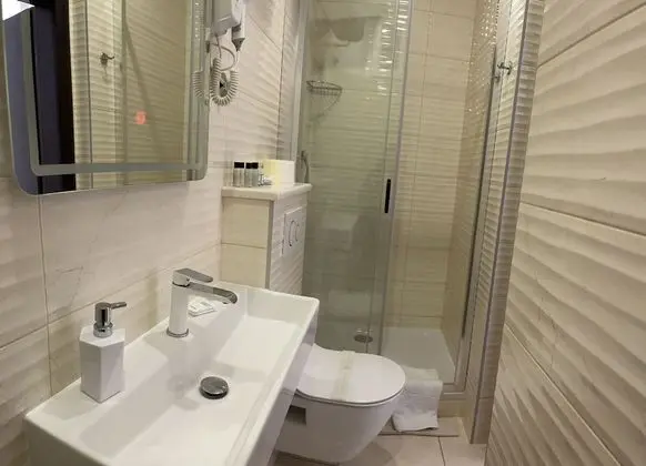 Superior Apart Daire, Ek Bina