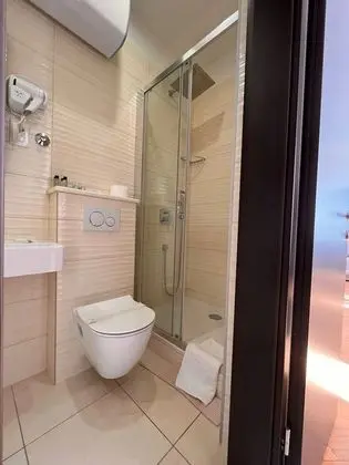 Superior Apart Daire, Ek Bina