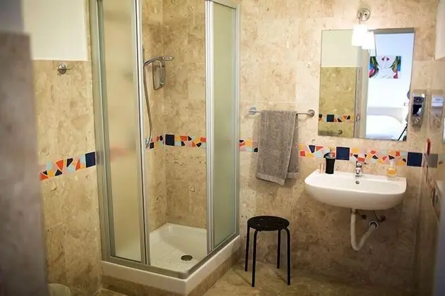 Üç Kişilik Oda, Veranda