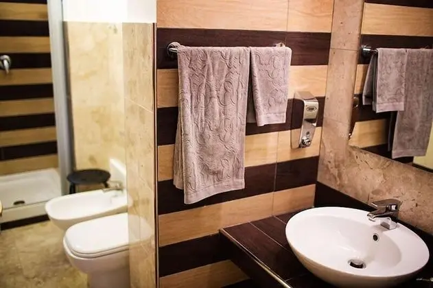 Üç Kişilik Oda, Veranda