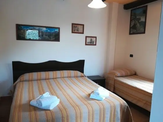 Üç Kişilik Oda