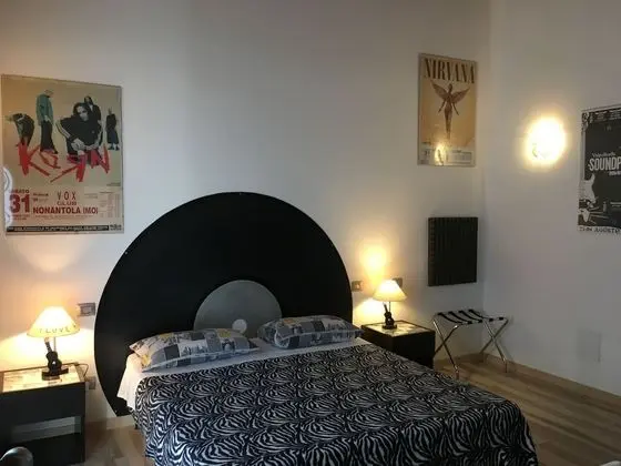 Tek Büyük veya İki Ayrı Yataklı Oda (Music)