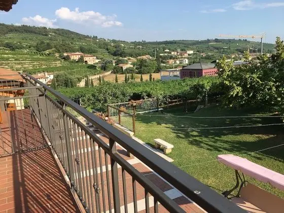 Tek Büyük veya İki Ayrı Yataklı Oda (Music)