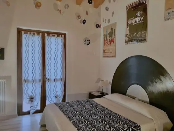 Tek Büyük veya İki Ayrı Yataklı Oda (Music)