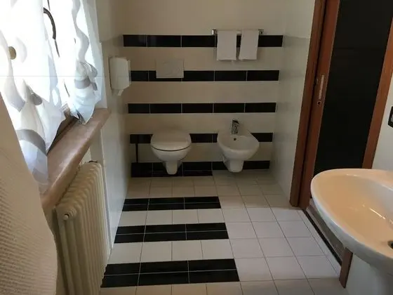 Tek Büyük veya İki Ayrı Yataklı Oda (Music)