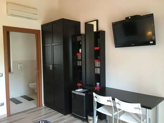 Tek Büyük veya İki Ayrı Yataklı Oda (Music)