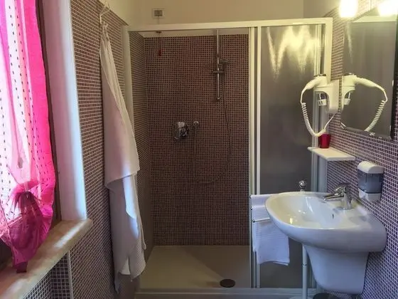 Tek Büyük veya İki Ayrı Yataklı Oda (Wine)