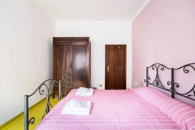 Classic Triple Room, Shared Bathroom (Rosa - 3 Pax)