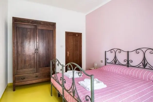 Classic Triple Room, Shared Bathroom (Rosa - 3 Pax)