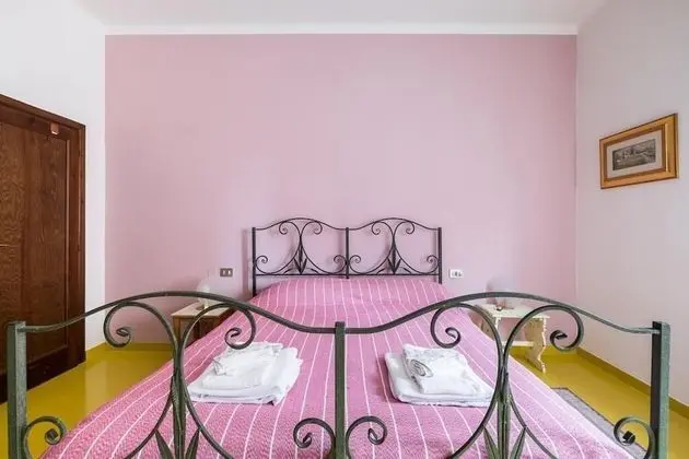 Classic Triple Room, Shared Bathroom (Rosa - 3 Pax)