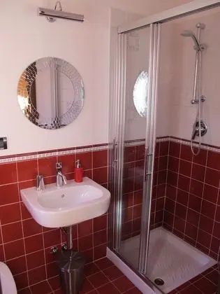 Basic Üç Kişilik Oda, Avlu Manzaralı