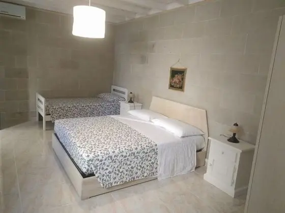 Üç Kişilik Oda, Avlu