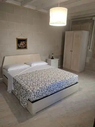 Üç Kişilik Oda, Avlu