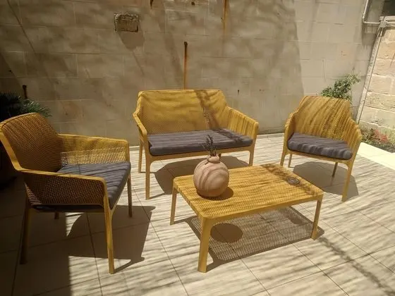 Üç Kişilik Oda, Avlu