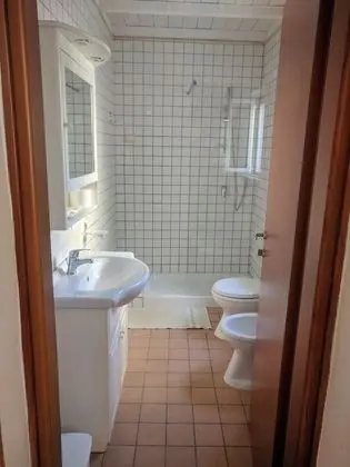 Üç Kişilik Oda, Avlu