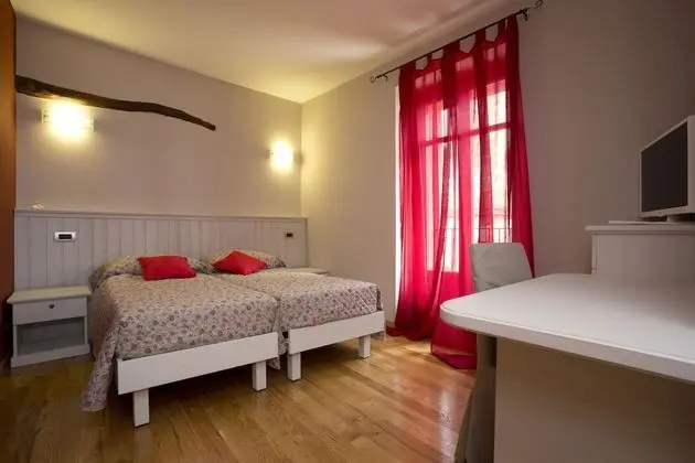Comfort Tek Büyük Yataklı Oda (Camelia)